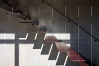 Sichtbetonwand mit abgehängter Stahltreppe - Architekt Stephan Becker